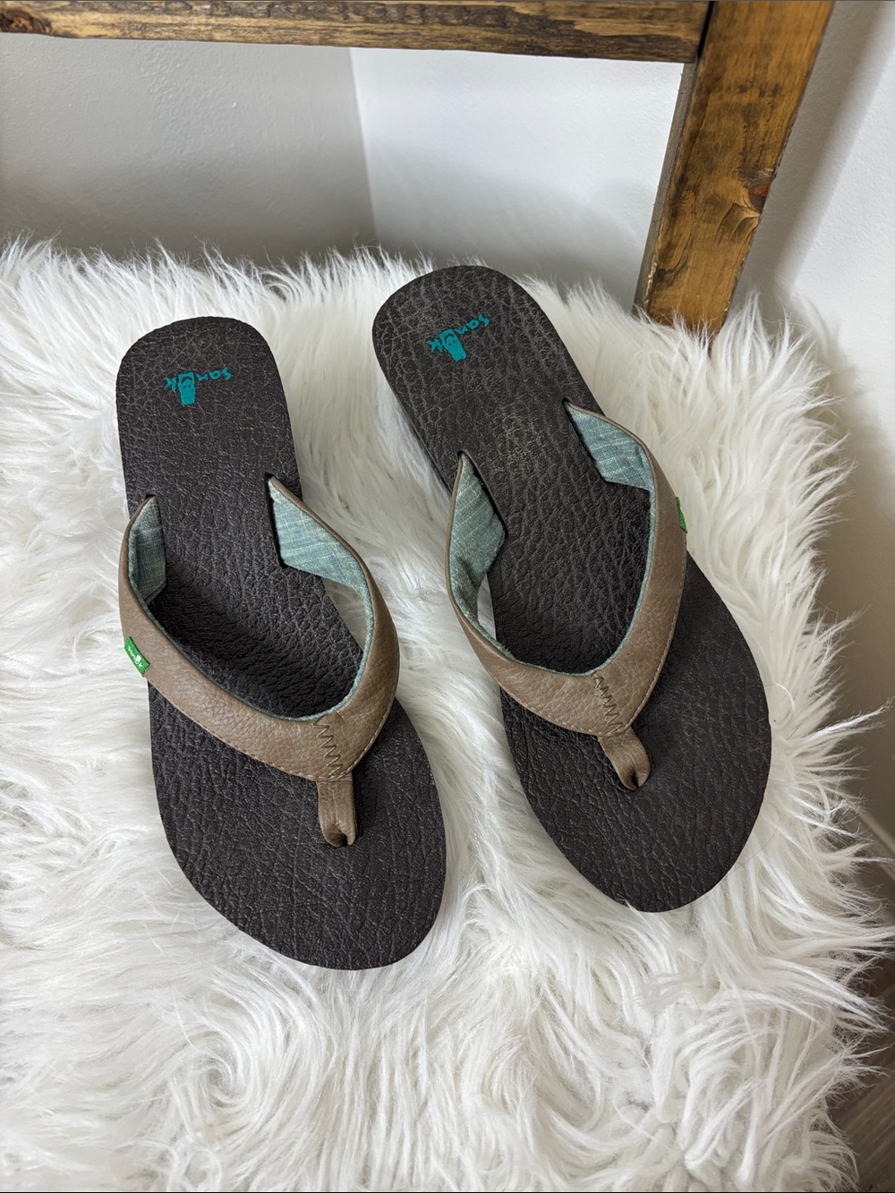 Sanuk Brown Flip Flops with Teal Accents Size 7